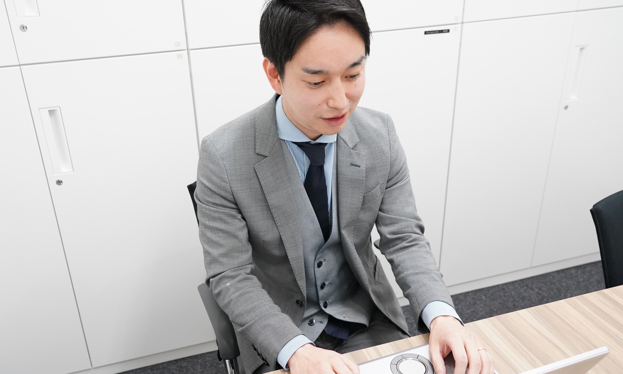 メールを確認しているN.R.の写真
